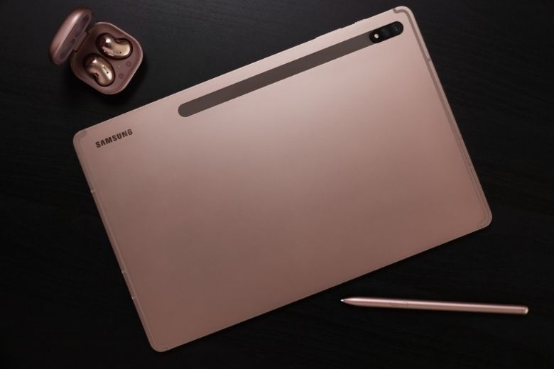 Samsung Galaxy Tab S7 bên cạnh Galaxy Buds