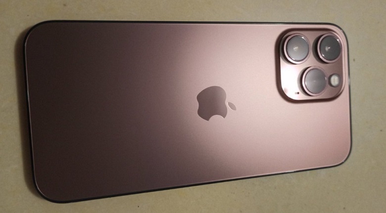 Không thể phủ nhận rằng màu vàng hồng luôn là một trong những màu sắc được yêu thích nhất trên chiếc điện thoại iPhone 13 Pro. Với sự kết hợp hoàn hảo giữa màu và chất liệu, sản phẩm này càng trở nên đẹp hơn. Hãy xem hình ảnh liên quan để cảm nhận thêm sự nổi bật của chiếc điện thoại này.