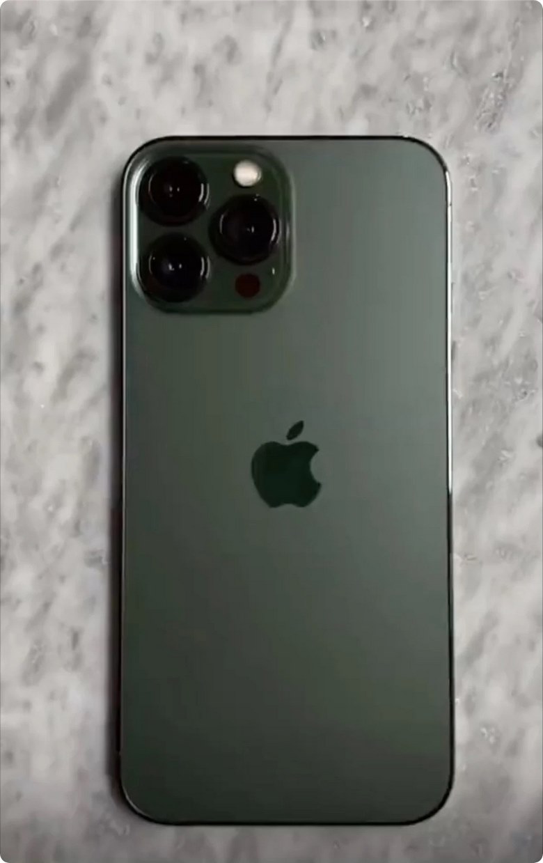 Màu xanh lá cây của iPhone 13 Pro Max là sự lựa chọn hoàn hảo cho những ai yêu thích màu sắc tươi sáng và trong lành. Hình ảnh iPhone 13 Pro Max màu xanh sẽ khiến bạn cảm thấy thật phấn khích và muốn sở hữu chiếc điện thoại này ngay lập tức.