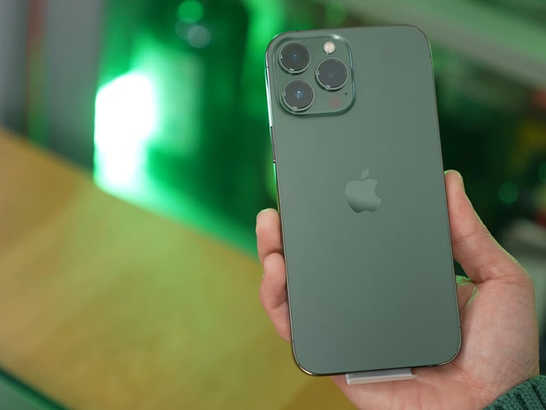 iPhone 13 Pro Max Green sẽ là sự lựa chọn tuyệt vời cho những ai muốn sở hữu một chiếc điện thoại vừa mang tính thẩm mỹ cao, vừa đầy sức mạnh. Màu xanh lá cây đặc trưng mang lại cảm giác tươi mới và năng động, cùng với camera chụp ảnh với tỷ lệ tuyệt đỉnh, sản phẩm này đáp ứng mọi nhu cầu của bạn đối với một chiếc điện thoại tốt nhất.