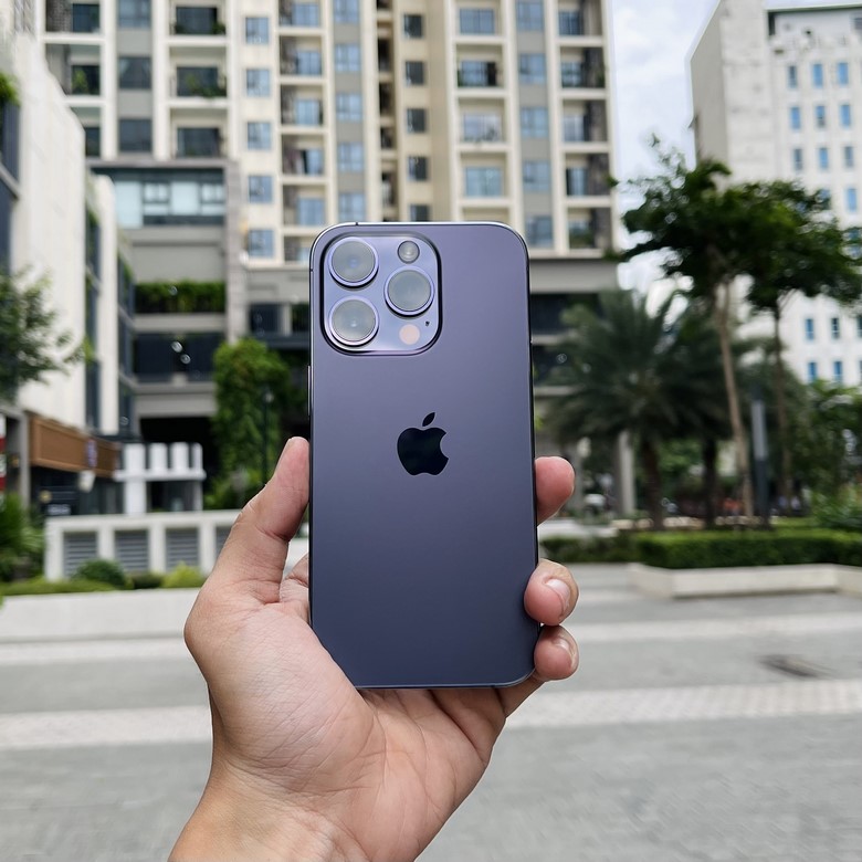Bạn đang tìm kiếm một sản phẩm smartphone đẳng cấp và hấp dẫn? Sản phẩm iPhone 14 Pro Max màu tím sẽ là lựa chọn hoàn hảo cho bạn. Thiết kế đẹp mắt, camera chất lượng cao và sự mạnh mẽ của sản phẩm đều khiến người dùng thích thú.