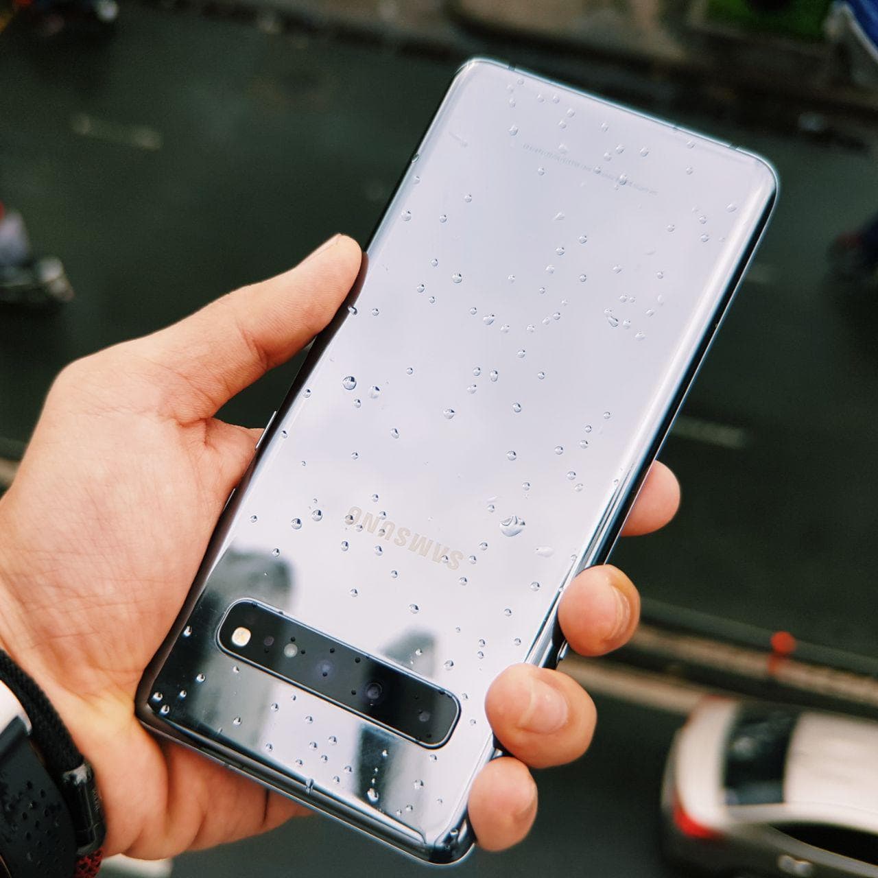 TOP smartphone chụp ảnh đẹp cho s10 5G: Không chỉ là một chiếc điện thoại thông thường, Samsung Galaxy S10 5G được đánh giá là TOP smartphone chụp ảnh đẹp hiện tại. Với ba cảm biến camera sau, camera selfie chất lượng cao và nhiều tính năng hấp dẫn, bạn sẽ không thể tin vào những bức ảnh đẹp mà chiếc điện thoại này mang đến.